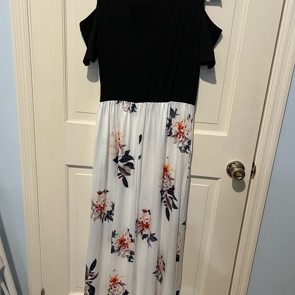Styleword Dresses & Skirts - Styleworld black cold shoulder foral dress LARGE